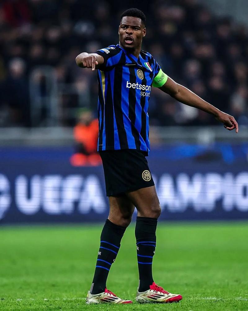 高薪核心拒改踢法！炮轰主帅复制C罗闹剧（高薪核心拒改踢法，怒斥主帅上演C罗式闹剧）