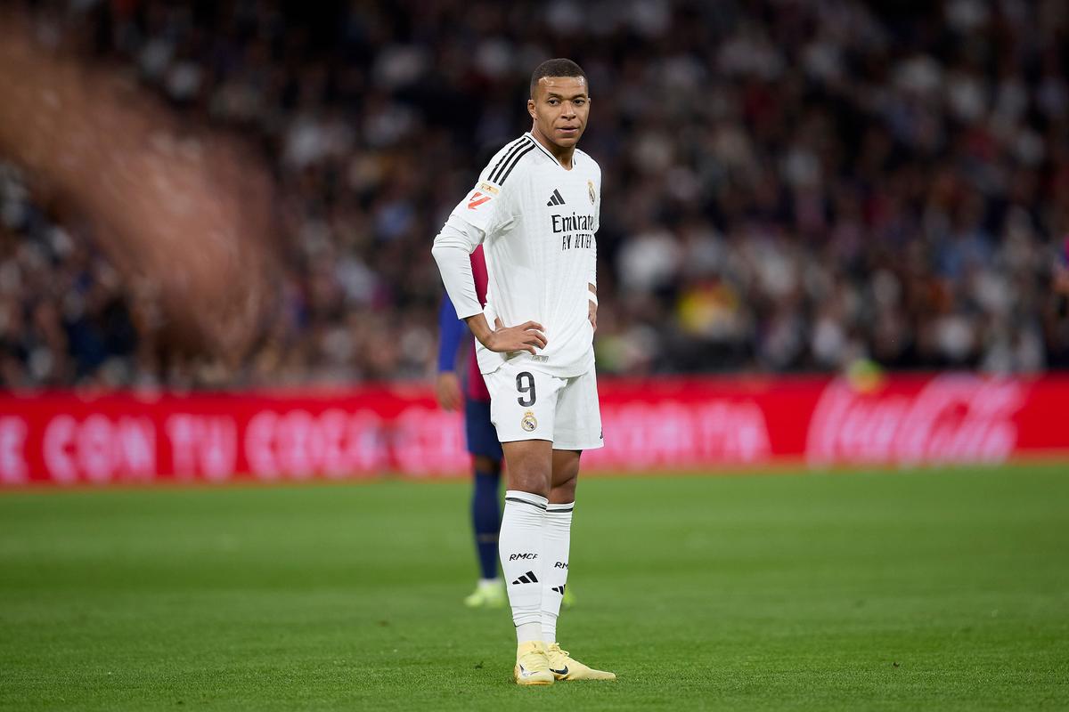 多方消息：萨利巴没有被拍到随队前往维拉公园球场（多家消息源：未见萨利巴随队赴维拉公园球场）