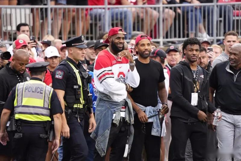 廖均健：梅州老板的苦苦支撑我们看在眼里，作为队长想说抱歉（廖均健致歉：身为队长，看到梅州老板的艰难支撑，心中愧疚）